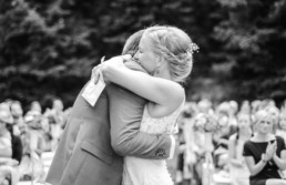 Hochzeit von Brautpaar Julia und Tom mit freier Trauung auf einer Wiese in den Bergen im Bayerischen Wald fotografiert von Hochzeitsfotografin veronika anna fotografie aus München