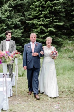 Hochzeit von Brautpaar Julia und Tom mit freier Trauung auf einer Wiese in den Bergen im Bayerischen Wald fotografiert von Hochzeitsfotografin veronika anna fotografie aus straubing