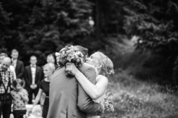 First Look am Hochzeitstag bei der Hochzeit im Bayerischen Wald, von Hochzeitsfotografin Veronika