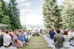 Hochzeit von Brautpaar Julia und Tom mit freier Trauung auf einer Wiese in den Bergen im Bayerischen Wald fotografiert von Hochzeitsfotografin veronika anna fotografie aus straubing