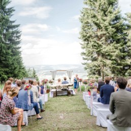 Hochzeit von Brautpaar Julia und Tom mit freier Trauung auf einer Wiese in den Bergen im Bayerischen Wald fotografiert von Hochzeitsfotografin veronika anna fotografie aus straubing