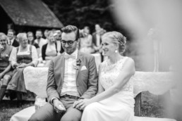 Hochzeit von Brautpaar Julia und Tom mit freier Trauung auf einer Wiese in den Bergen im Bayerischen Wald fotografiert von Hochzeitsfotografin veronika anna fotografie aus München