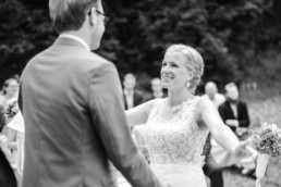 Hochzeit von Brautpaar Julia und Tom mit freier Trauung auf einer Wiese in den Bergen im Bayerischen Wald fotografiert von Hochzeitsfotografin veronika anna fotografie aus München