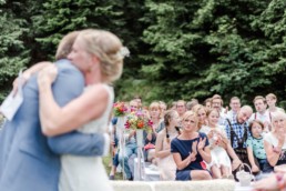 Hochzeit von Brautpaar Julia und Tom mit freier Trauung auf einer Wiese in den Bergen im Bayerischen Wald fotografiert von Hochzeitsfotografin veronika anna fotografie aus München