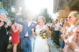 Fotoshooting bei Hochzeit von Brautpaar Julia und Tom mit freier Trauung auf einer Wiese in den Bergen im Bayerischen Wald fotografiert von Hochzeitsfotografin veronika anna fotografie aus München