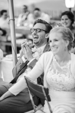 Hochzeitsfeier von Brautpaar Julia und Tom mit freier Trauung auf einer Wiese in den Bergen im Bayerischen Wald fotografiert von Hochzeitsfotografin veronika anna fotografie aus München