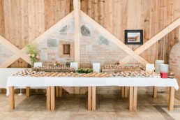 Hochzeitsessen mit buffet bei der Berghochzeit im Bayerischen Wald mit freier Trauung auf einer Bergwiese fotografiert von Hochzeitsfotografin veronika anna fotografie aus straubing