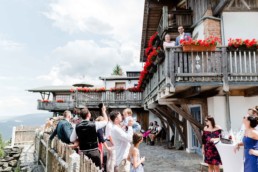 Hochzeitslocation bei Berghochzeit im Bayerischen Wald mit freier trauung auf der Bergwiese fotografiert von Hochzeitsfotograf veronika anna fotografie