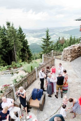 Berghütte als Hochzeitslocation bei der Berghochzeit im Bayerischen Wald mit freier Trauung auf einer Bergwiese fotografiert von Hochzeitsfotografin veronika anna fotografie aus straubing