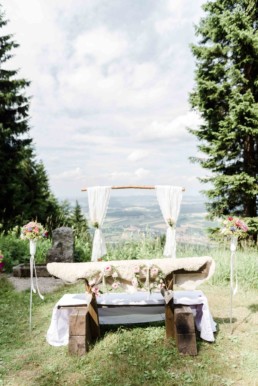 Hochzeitsdeko bei der freien Trauung von Brautpaar Julia und Tom auf einer Wiese in den im Bayerischen Wald fotografiert von Hochzeitsfotografin veronika anna fotografie aus straubing