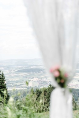 Hochzeitsdeko bei der freien Trauung von Brautpaar Julia und Tom auf einer Wiese in den im Bayerischen Wald fotografiert von Hochzeitsfotografin veronika anna fotografie aus straubing