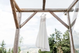 Hochzeitskleid in weiß bei der freien Trauung von Brautpaar Julia und Tom auf einer Wiese in den im Bayerischen Wald fotografiert von Hochzeitsfotografin veronika anna fotografie aus straubing