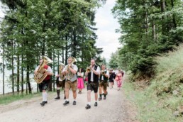 Blasmusik bei der freien Trauung von Brautpaar Julia und Tom auf einer Wiese in den im Bayerischen Wald fotografiert von Hochzeitsfotografin veronika anna fotografie aus straubing