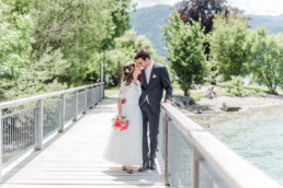 Hochzeitsfotograf Veronika Anna Fotografie fotografiert Leon und Marie auf ein Steg am Tegernseer für das Hochzeitsalbum