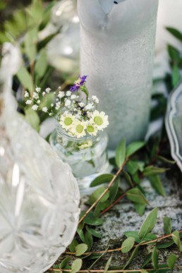 Vase mit kleinen Blumen als Element in der Tischdekoration auf der Hochzeit von Olivia und David in München