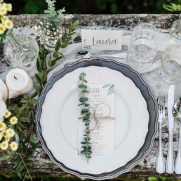 Vogelperspektive auf den natürlich dekorierten Tisch bei der Hochzeit von Olivia und David in Oberbayern