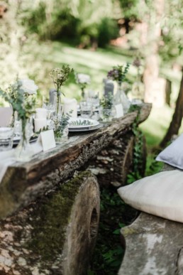 Blick auf die Tischdekoration von David und Olivia bei ihrer Hochzeit in Oberbayern