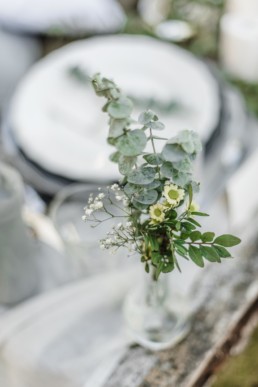 Nahaufnahme durch Hochzeitsfotograf Veronika Anna Fotografie von einer Vase mit Blumen bei der Hochzeit von Olivia und David in München