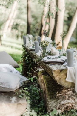 Baumstämme als Tisch auf der Hochzeit von David und Olivia in Oberbayern