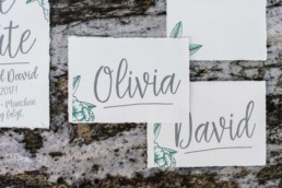 Namensschilder von Olivia und David für ihrer Hochzeit in Oberbayern