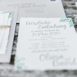 Olivia und David laden ihre Gäste mit einer natürlich gestalteten Karte zu ihrer Hochzeit in Oberbayern ein