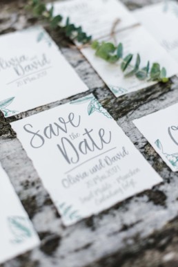 Save-The-Date-Karten für natürliche Hochzeit in Oberbayern
