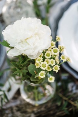Natürlicher Blumenstrauß als Teil einer Tischdekoration auf der Hochzeit von Olivia und David