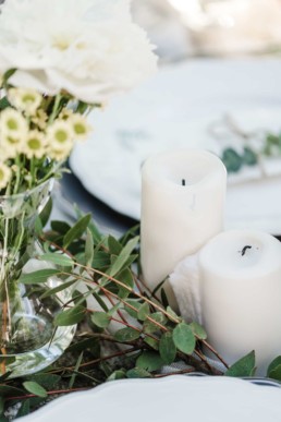 Kernzen und Blumen als natürliche Tischdekoration für eine Hochzeit