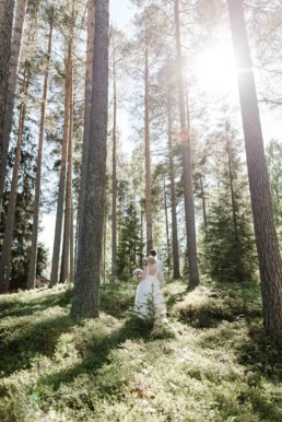 Professionelles Fotoshooting mit dem Brautpaar Petra und Daniel im Wald an ihrem Hochzeitstag in Schweden fotografiert von Hochzeitsfotograf Veronika Anna Fotografie aus München