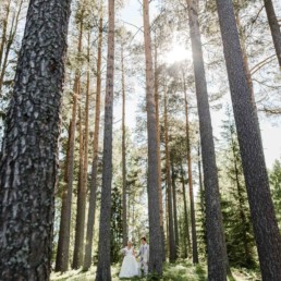 Professionelles Fotoshooting mit dem Brautpaar Petra und Daniel im Wald an ihrem Hochzeitstag in Schweden fotografiert von Hochzeitsfotograf Veronika Anna Fotografie aus München