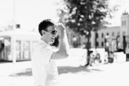 Bräutigam Daniel am Hochzeitstag in Schweden, fotografiert von Veronika Anna Fotografie aus München
