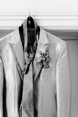 Edler Hochzeitsanzug mit Krawatte und Ansteckblume von Bräutigam Daniel am Hochzeitstag in Schweden fotografiert von Hochzeitsfotograf Veronika Anna Fotografie aus München
