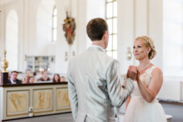 Brautpaar Petra und Daniel sind glücklich und verliebt bei ihrer Trauung in der Kirche in Schweden fotografiert von Hochzeitsfotograf Veronika Anna Fotografie aus München
