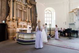 Hochzeit von Brautpaar Petra und Daniel in der Kirche in Schweden fotografiert von Hochzeitsfotograf Veronika Anna Fotografie aus München