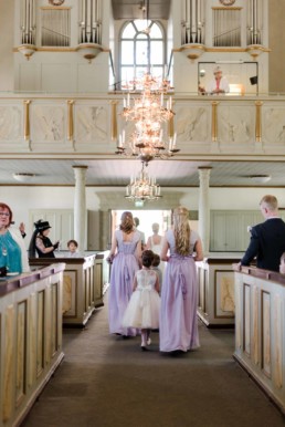 Brautjungfern und Blumenkinder bei der Hochzeit von Brautpaar Petra und Daniel in der Kirche in Schweden fotografiert von Hochzeitsfotograf Veronika Anna Fotografie aus München