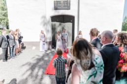 Glückliches Brautpaar Petra und Daniel nach ihrer Trauung in der Kirche in Schweden fotografiert von Hochzeitsfotograf Veronika Anna Fotografie aus München