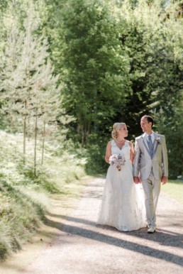 Brautpaar Petra und Daniel schauen sich verliebt an beim Fotoshooting am Hochzeitstag im Wald in Schweden fotografiert von Hochzeitsfotograf Veronika Anna Fotografie aus München