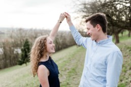 Paarshooting auf dem Bogenberg mit chrissi und Christoph, Paarfotos im Sonnenuntergang von Fotografin Veronika aus Straubing