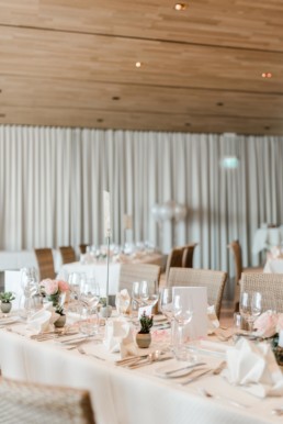 Tischdekoration bei einer Hochzeitsfeier am Starnberger See bei Muenchen fotografiert von Hochzeitsfotografin Veronika Anna Fotografie aus Straubing.
