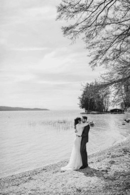 Brautpaarfotos bei einer Hochzeit am Starnberger See bei Muenchen fotografiert von Hochzeitsfotografin Veronika Anna Fotografie aus Straubing.