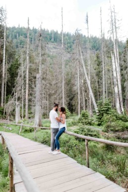 Verlobungsbilder in der Natur im Bayerischen Wald fotografiert von Hochzeitsfotografin Veronika Anna Fotografie aus Niederbayern