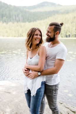 Verlobungsbilder in der Natur im Bayerischen Wald fotografiert von Hochzeitsfotografin Veronika Anna Fotografie aus Niederbayern