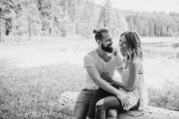 Paarbilder zur Verlobung in der Natur im Bayerischen Wald fotografiert von Hochzeitsfotografin Veronika Anna Fotografie aus Niederbayern