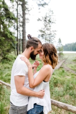Paarshooting in der Natur im Bayerischen Wald fotografiert von Hochzeitsfotografin Veronika Anna Fotografie aus Niederbayern