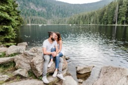 Verlobungsshooting am See im Bayerischen Wald fotografiert von Hochzeitsfotografin Veronika Anna Fotografie aus Niederbayern