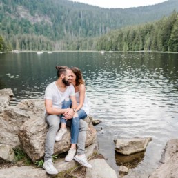 Verlobungsshooting am See im Bayerischen Wald fotografiert von Hochzeitsfotografin Veronika Anna Fotografie aus Niederbayern