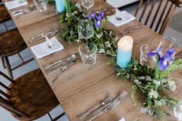 Romantische Tischdekoration bei einer Hochzeitsfeier am Tegernsee fotografiert von Hochzeitsfotografin Veronika Anna Fotografie aus Muenchen