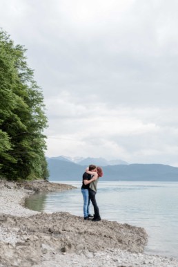 Romantische Momente am Walchensee, eingefangen von Veronika Anna Fotografie aus Straubing, Hochzeitsfotograf Walchensee