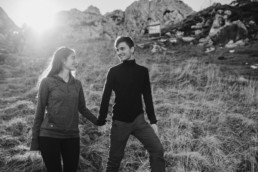 Paarfotos zur Verlobung in den Bergen, von Hochzeitsfotografin Veronika Anna Fotografie aus Straubing.