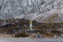Wegweiser in den Bergen. Bergtour Garmisch aufgenommen von Veronika Anna Fotografie.